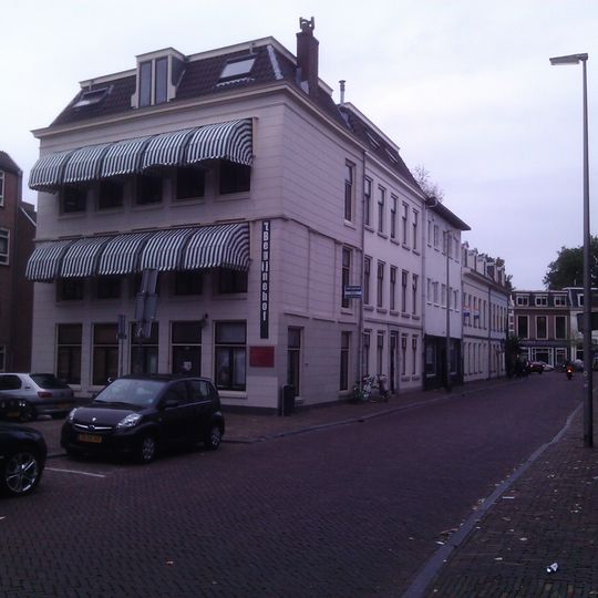 Huis van drie bouwlagen, met afgeplat schilddak