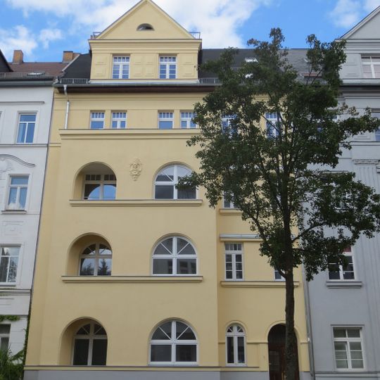 Mietshaus in geschlossener Bebauung mit Vorgarten Henriettenstraße 42