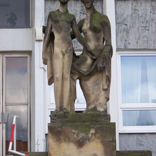 Socha Matka a syn za poliklinikou Pod Marjánkou v Břevnově