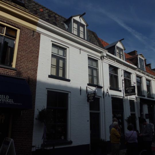 Woonhuis onder gewijzigd zadeldak, waarin dakvenster met vleugelstukken