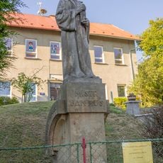 Pomník Jana Husa u školky v Libošovicích