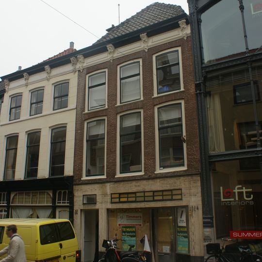 Gebouw met kroonlijst op gesneden rococo-consoles