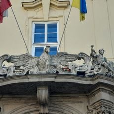 Sochy nad portálem Nové radnice na Dominikánském náměstí v Brně