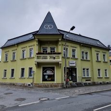 Wohnhaus in offener Bebauung und in Ecklage, mit Ladeneinbau Hauptstraße 57
