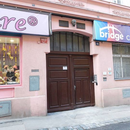 Pamětní deska Nikola Tesly na domě Ve Smečkách 603/13 v Praze