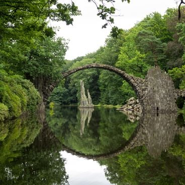 世界の庭園と公園のムーン橋