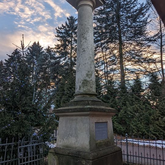 Obelisk z figurą Matki Boskiej