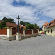 Kříž před kostelem Nanebevzetí Panny Marie ve Zlaté Koruně