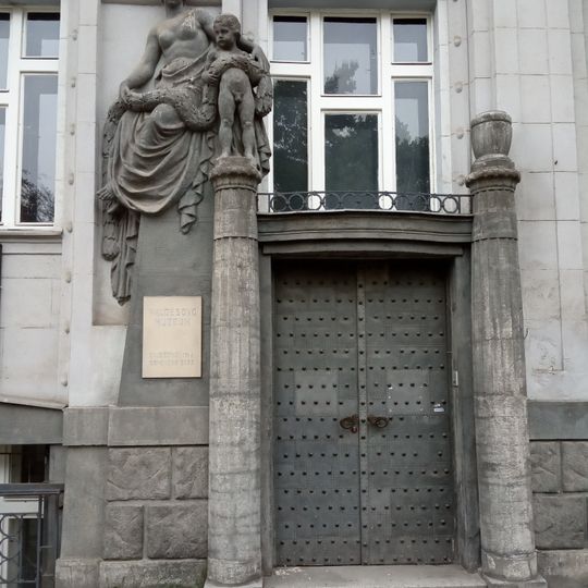 Statue of woman and boy, Slovinská 1