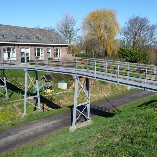 Voetgangersbrug naar de woningen voor sluisknechten