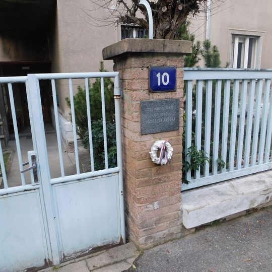 Pamětní deska Jaroslava Kučery na domě Čínská 885/10 v Bubenči