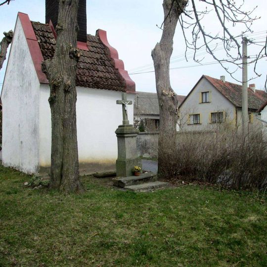 Kříž u kaple ve Žďáru