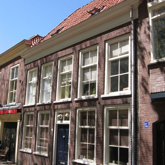 Pand met verdieping ter breedte van vijf vensterassen onder dwarsgeplaatst schilddak. Lijstgevel waarin beneden H-vensters en boven zesruitsschuifvensters.