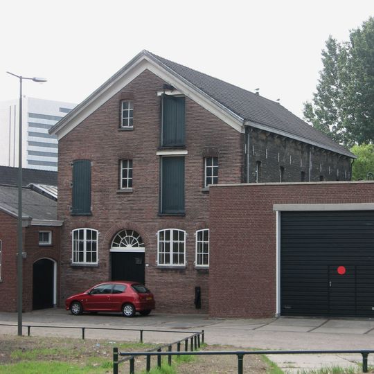 Voormalige branderij in sobere Eclectische trant