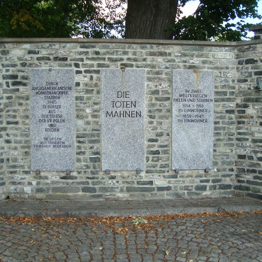 Gedenkstätte für Opfer des Faschismus,mit Ehrenhain Hauptstraße 65