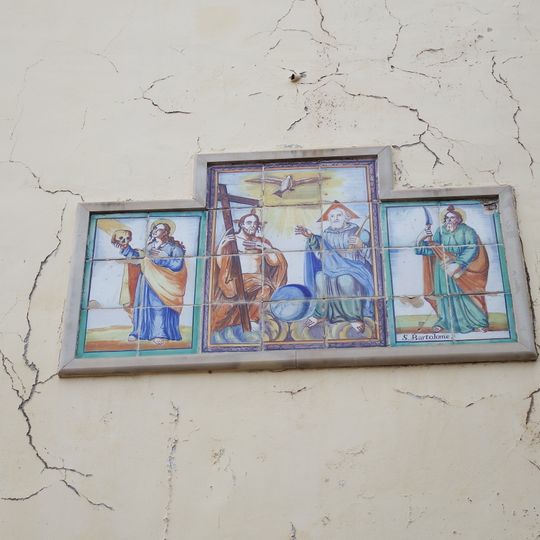Retablo cerámico de Cristo Crucificado, Santa María, María Magdalena y San Bartolomé
