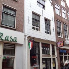 Huis met gevel onder 19e-eeuwse klokvormige top met rollagen en fronton