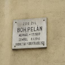 Pamětní deska Bohumila Pelána v Biskupicích-Pulkově