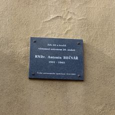 Pamětní deska Antonína Bečváře Na Nižším hrádku v Brandýse nad Labem