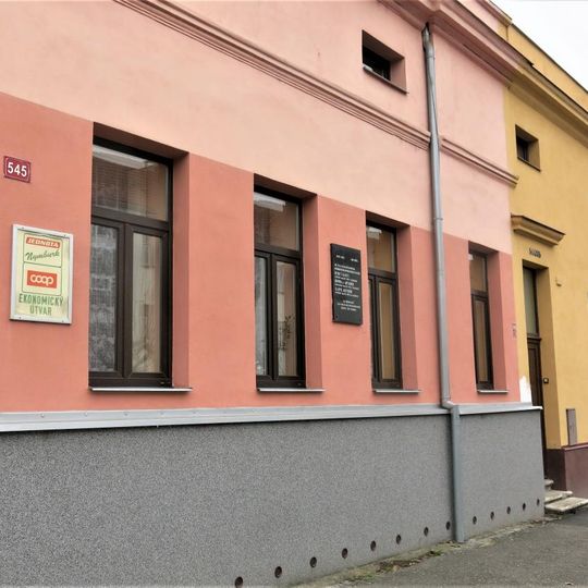 Pamětní deska obětem okupace 1939-45 na domě Palackého 545 v Nymburku