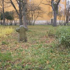 Kříž v parku u kostela