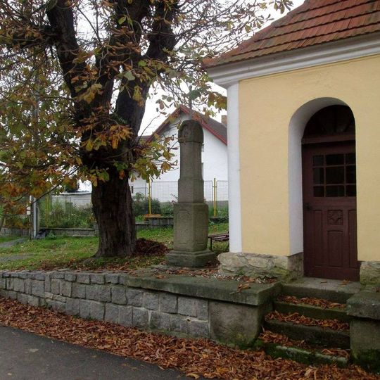 Kříž u kaple v Zahorčičkách