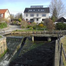Ufermauern beidseitig entlang des Mühlgrabens, Teilstück Ufermauer der Wesenitz, mehrere Schöpfstellen und drei Steindeckerbrücken An der Wehrbrücke 1, 3, 4, 6, 7a, 8, 10, 11, 12, 13; Hauptstraße 72, 84; Weststraße 8a; Ziegelweg 1, 3