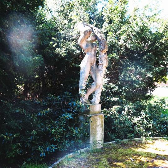 Socha dívky s chmelem v parku Cukrovarská zahrada v Lounech