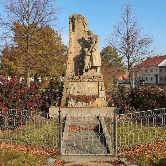 Pomník padlým v Ratajích na návsi