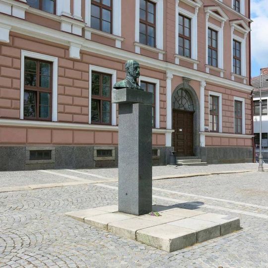 Masarykův pomník před školou na Vratislavově náměstí v Novém Městě na Moravě