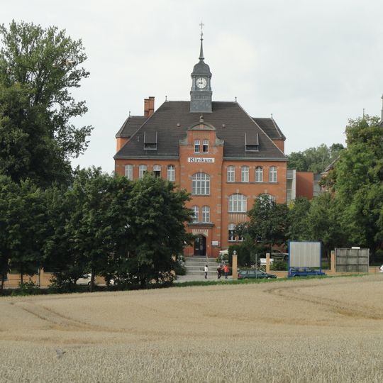 Die Krankenhausgebäude B, C und D , Haus G , Haus F als Kesselhaus, das Schwesternwohnheim im Nordwesten des Geländes, das Wandbild im Foyer des 1972 gebauten Hauses H, ein Kriegerdenkmal und ein Brunn