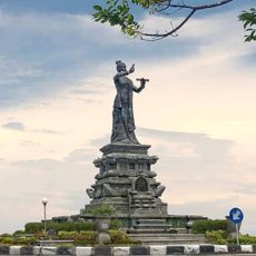 I Dewa Agung Istri Kanya Statue
