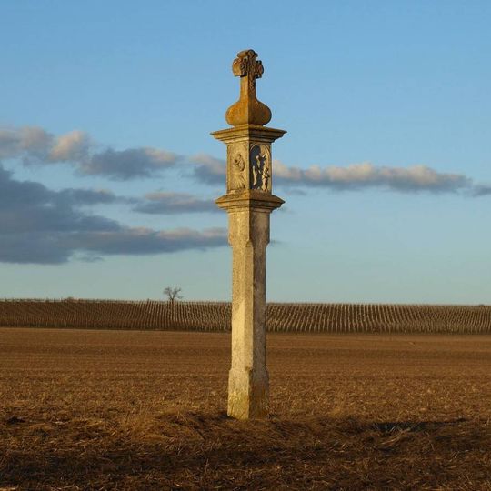 Boží muka v polích severně od Šatova