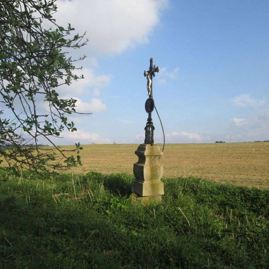 Kříž západně od Lhoty