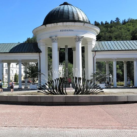 Kašna u kolonády Karolinina pramene v Mariánských Lázních