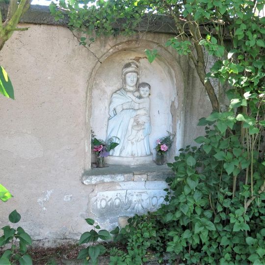 Výklenek s Madonou na západním okraji Úštěka