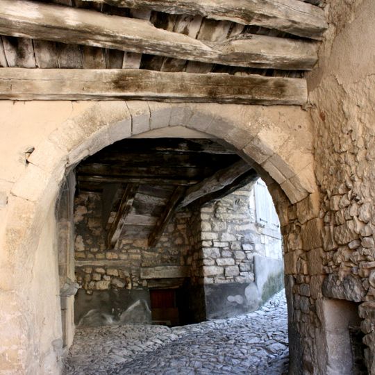 Portail féodal de Banon