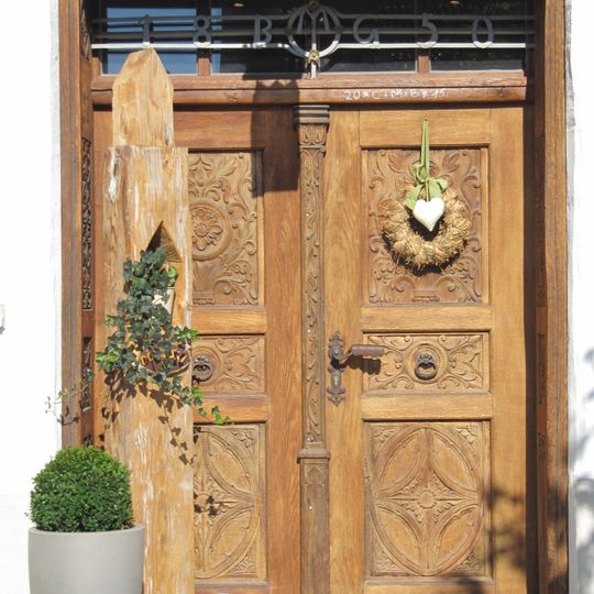 Geschnitzte Haustür