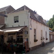 Huis met gepleisterde lijstgevel en met afgeschuinde hoeken