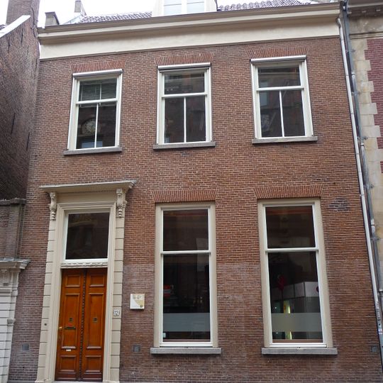 Pand met lijstgevel en zadeldak