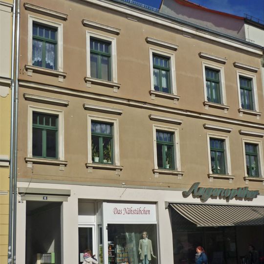 Wohnhaus mit Laden in geschlossener Bebauung und Hintergebäude Hauptstraße 6