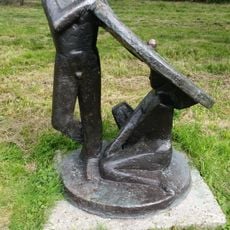 Mensen op strand met parasol