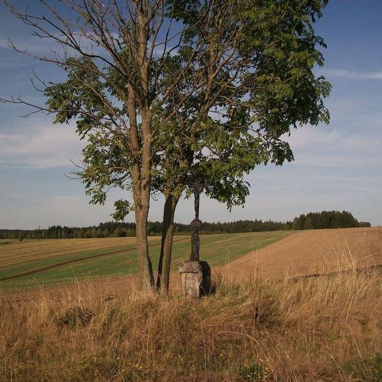 Kříž u Mirotína u polní cesty