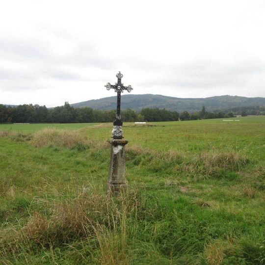 Kříž východně od Dobčic u rozcestí