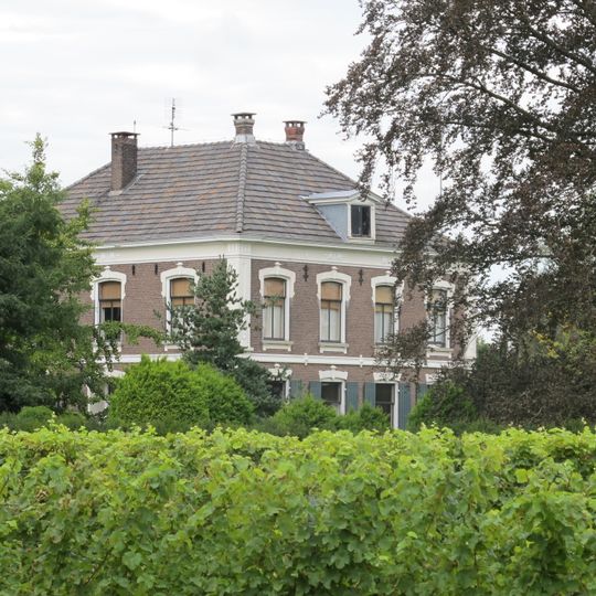 Boerderij met blokvormig voorhuis gebouwd omstreeks 1895 vermoedelijk ter vervanging van een hallehuisboerderij