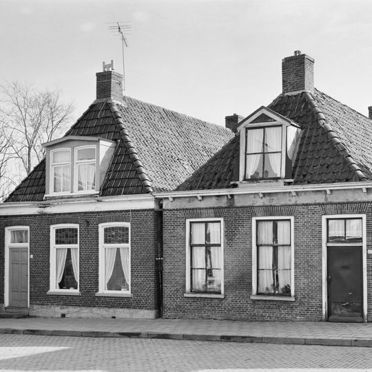 Eenvoudig pand onder zadeldak met voorschild