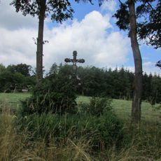 Kříž u silnice z Hněvkovic do Kletečné