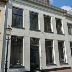 Huis met gepleisterde lijstgevel