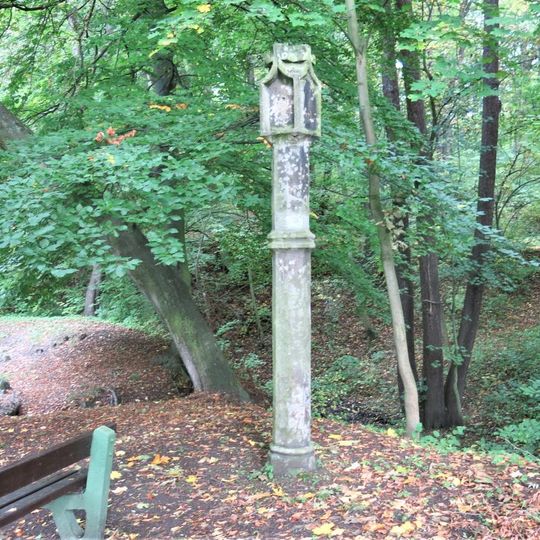 Boží muka u rybníčku za kostelem Nanebevzetí v Mašťově