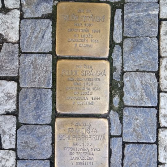 Kameny zmizelých před domem Politických vězňů 913/12 v Praze